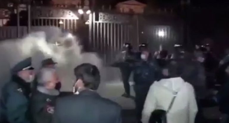 Yerevanda polis etirazçılara qarşı gözyaşardıcı qazdan istifadə edib - VİDE ...