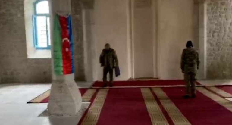Azərbaycan əsgərləri Şuşa məscidində namaz qılır - VİDEO