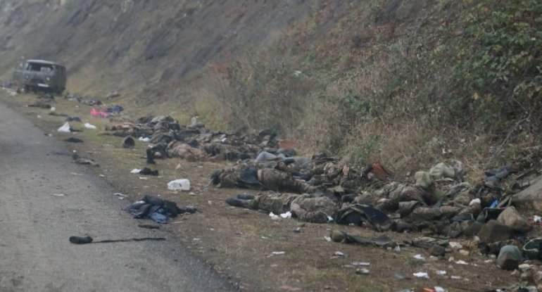 Erməni hərbçilərin meyitləri Şuşanın girişində qalıb