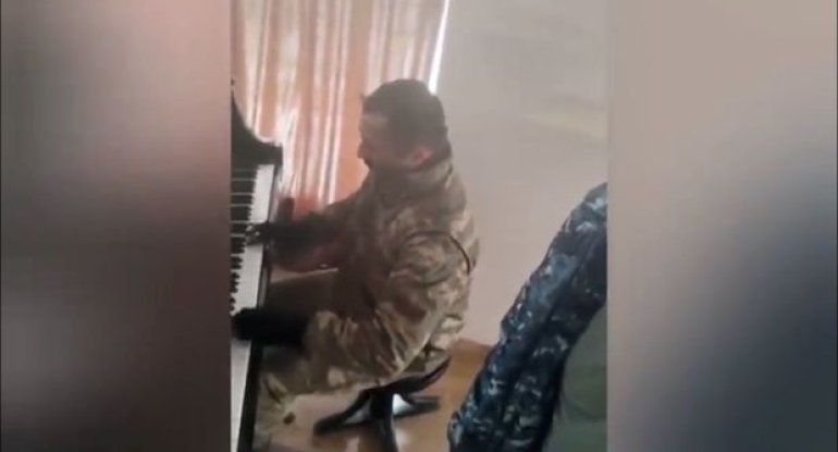Hərbçimiz Şuşada “Sarı gəlin”i ifa etdi - VİDEO