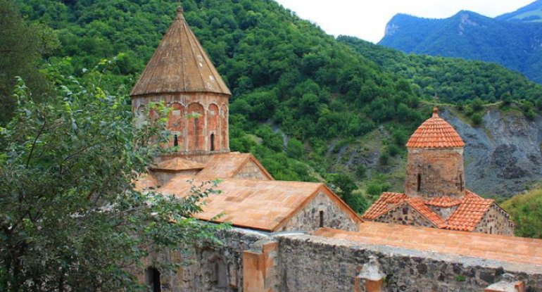 Ermənilər Kəlbəcərdəki Xudavəng monastırını sökür