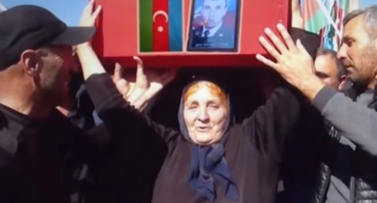 Şəhid övladının tabutunu başında daşıyan ana - VİDEO