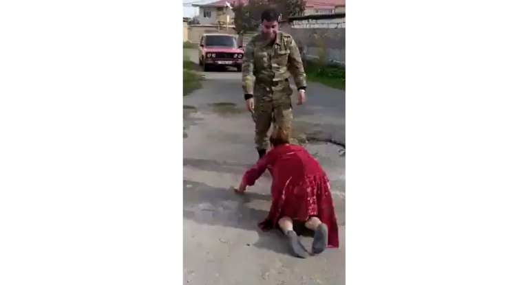 Ana müharibədən qayıdan oğlunu dizin-dizin sürünərək qarşılayır - VİDEOxa0