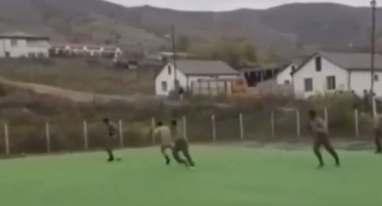 Düşmənə qan udduran əsgərlərimiz yorğunluqlarını futbolla çıxardı - VİDEO