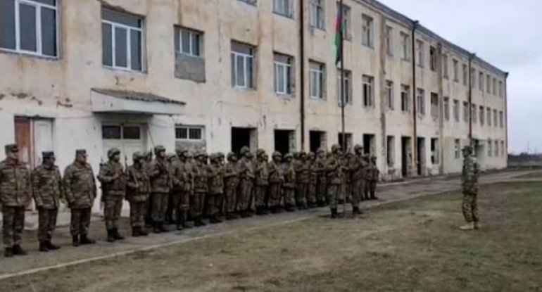 Ağdamın Gülablı kəndindəki keçmiş orta məktəbdə Azərbaycan bayrağı qaldırılıb - FOTO/VİDEO