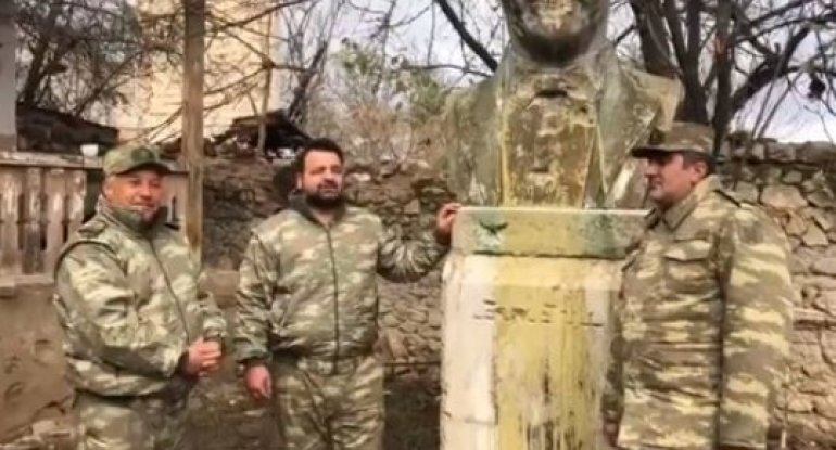 Samir Cəfərov Bülbülün Şuşadakı ev muzeyində “Sənsiz” romansını ifa etdi - VİDEO