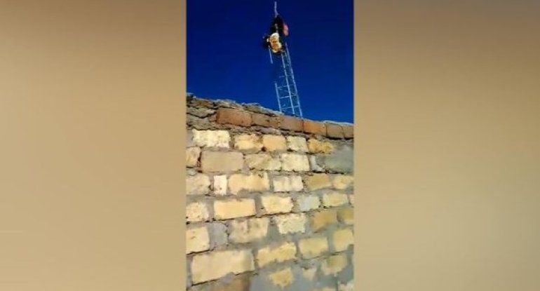 Əsgərlərimiz Ermənistan bayrağını erməninin özünə endirtdirdilər - VİDEO