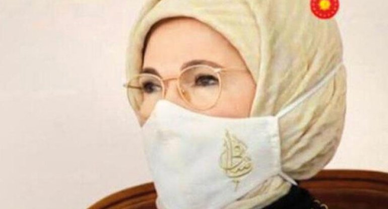 Əminə Ərdoğanın Azərbaycan səfərində diqqət çəkən məqam: Maskasına yazılan sözün mənası nədir? - FOTO