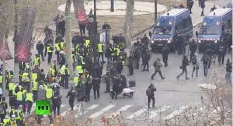 “Sarı jiletlilər” yenidən Paris küçələrində