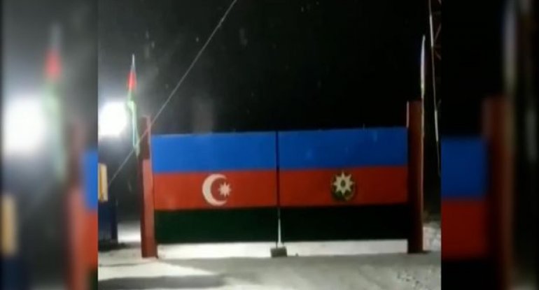 Zod qızıl yatağı qarşısındakı qapı Azərbaycan bayrağının rənglərinə boyandı - VİDEO