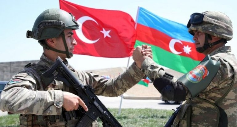 Qarabağ zəfərinə həsr olunmuş möhtəşəm əsər: “Azərbaycan-Türkiyə” şeiri türk musiqiçinin təqdimatında – VİDEO