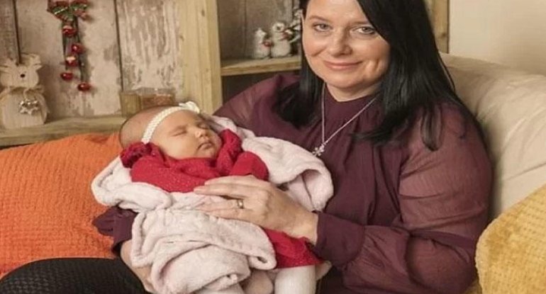 Qadın öz bacısını dünyaya gətirib, anasına verdi - FOTO