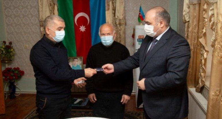 Dövlət Sosial Müdafiə Fondunun sədri şəhid ailəsinə təqaüd kartını təqdim edib