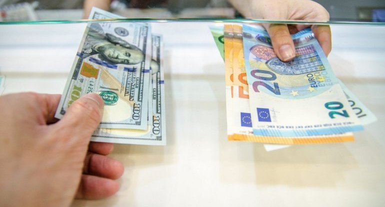 Bakıda gizlicə valyuta alveri edən vəzifəli şəxslər tutuldu