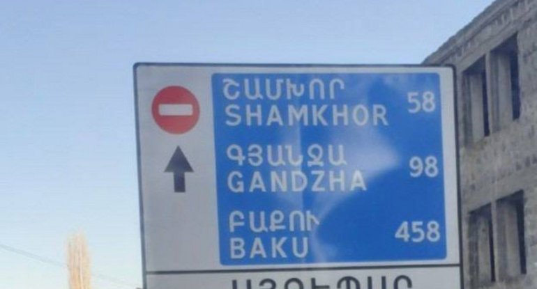 Ermənistanda yol kənarında Azərbaycan şəhərlərinin adları olan lövhə quraşdırılıb