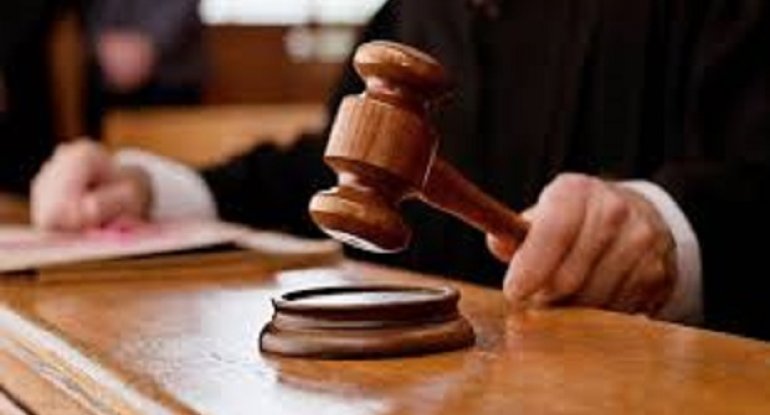 Nişanlısını öldürüb, qayınanasını bıçaqlayan şəxs HAKİM QARŞISINDA