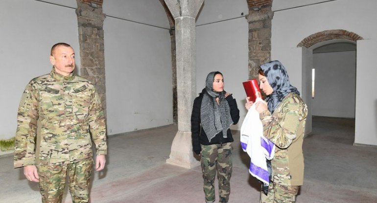 Mehriban Əliyeva Yuxarı Gövhər Ağa məscidinə “Qurani-Kərim” aparıb