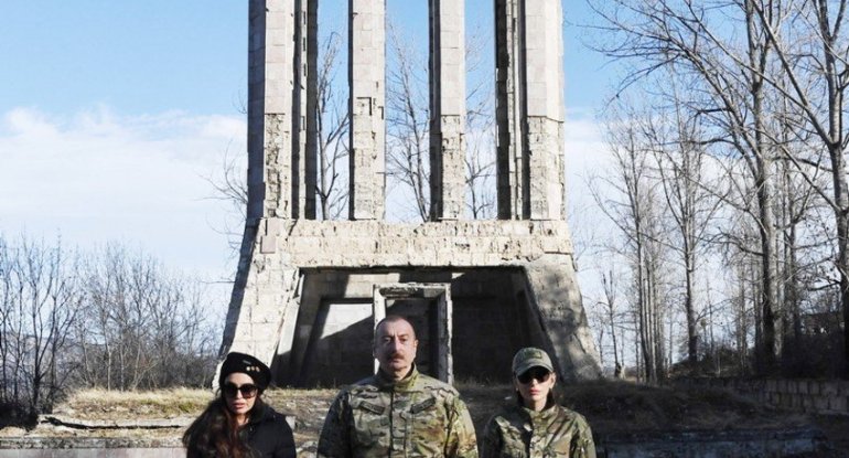İlham Əliyev Vaqif türbəsini ziyarət edib
