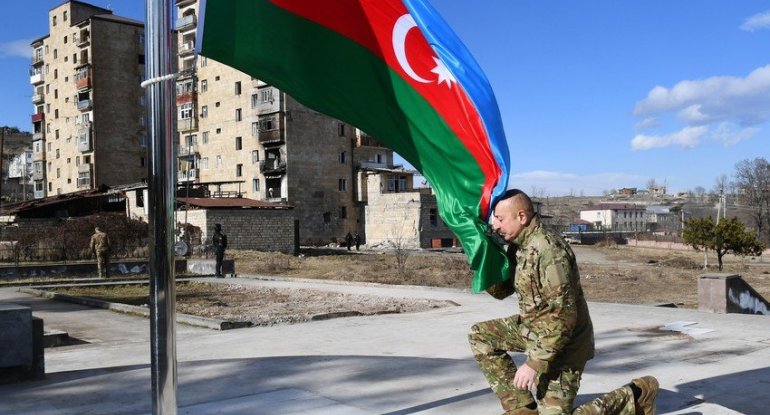 Prezident İlham Əliyev Şuşada Azərbaycan bayrağını qaldırıb