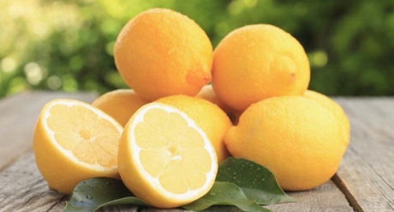 Bu 6 səbəbdən hər gün limon yemək lazımdır