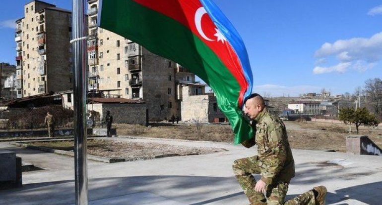 İlham Əliyev işğaldan azad edilmiş ərazilərdə bayrağımızı yüksəltdi - VİDEO