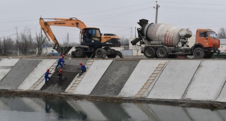 Yuxarı Qarabağ kanalında betonlama işləri aparılır