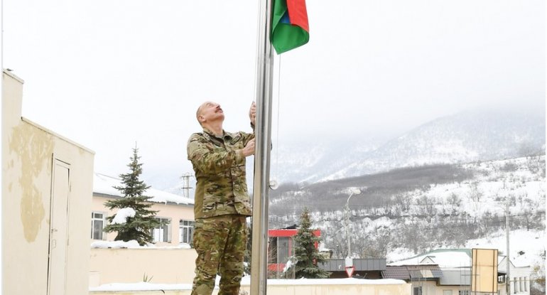 Prezident Hadrutda Azərbaycan bayrağını qaldırıb