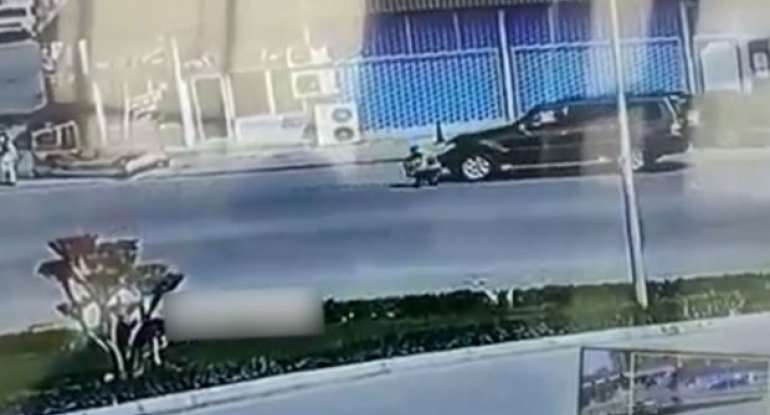 Özünü avtomobilin altına atan qadının şəxsiyyəti müəyyən edilib - VİDEO