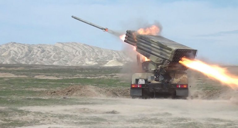 Raket-artilleriya batareyalarının döyüş atışlı təlimləri başlayıb - VİDEO