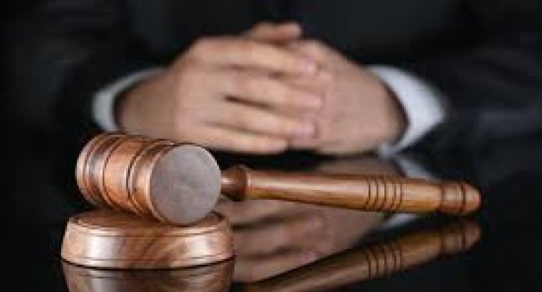 Cəlilabadda arvadını öldürmək istəyən kişi HAKİM QARŞISINDAxa0