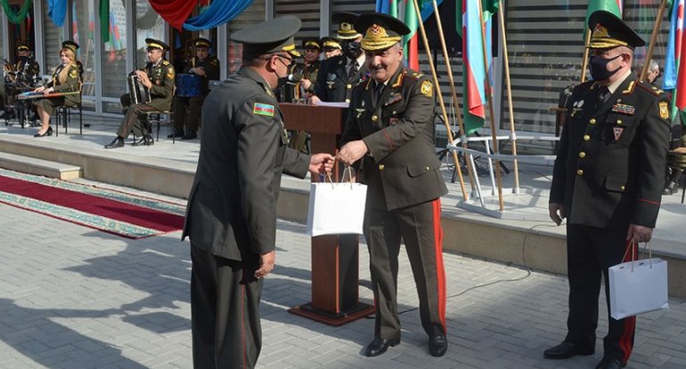 Zakir Həsənov hərbi liseyin bir qrup əməkdaşını mükafatlandırdı
