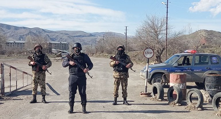 Azad olunmuş əraziyə keçmək istəyən şəxs avtomobillə polisi vuraraq qaçıb