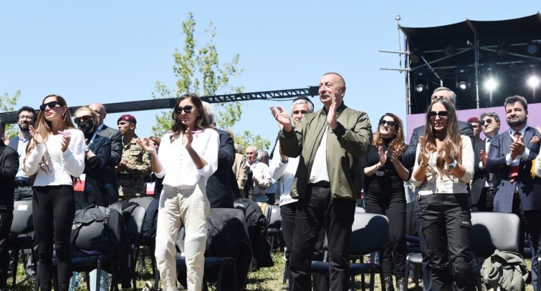 İlham Əliyev və Mehriban Əliyeva Şuşada “Xarıbülbül” festivalının açılışında iştirak edib - FOTO