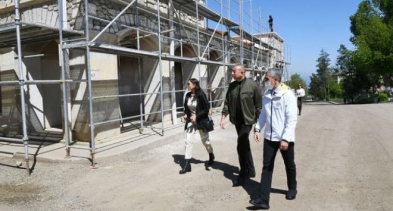 Prezident İlham Əliyev Şuşa Rəsm Qalereyasında görülən işlərlə tanış olub - FOTO