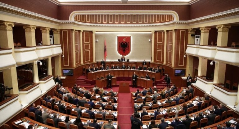 Albaniyada parlament ölkə prezidentinə etimadsızlıq göstərib