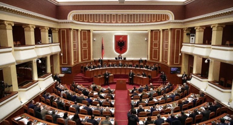 Albaniya parlamenti ölkə prezidentinə etimadsızlıq göstərib