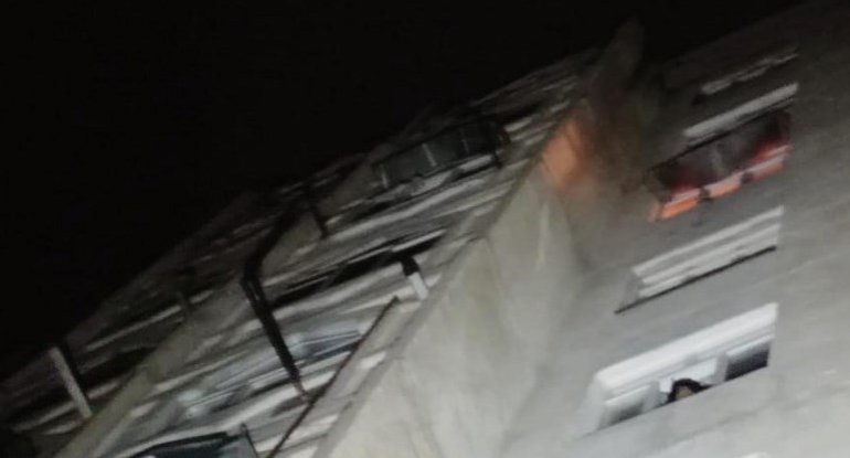 Gəncədə gənc qız hündürmərtəbəli binadan yıxılaraq ağır xəsarət alıb
