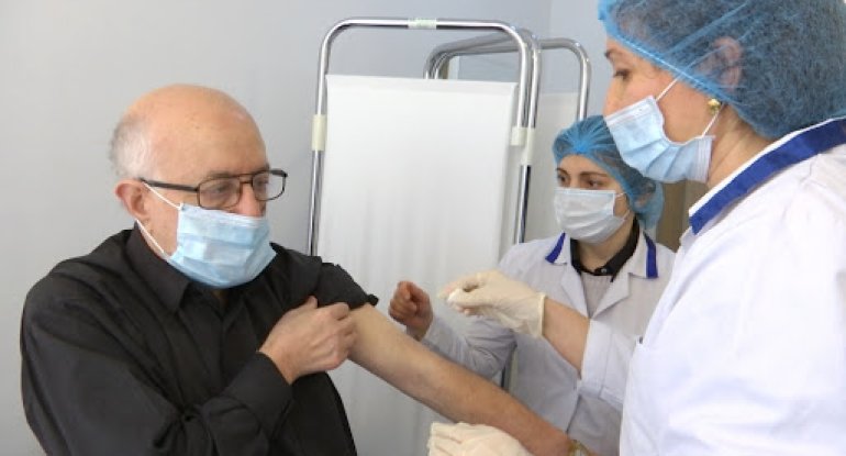 Azərbaycanda bəzi şəxslərə vaksinin III dozasının vurulması gündəmdədir