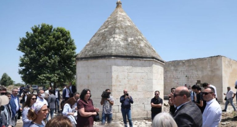 Xarici diplomatlar Ağdamda Xurşidbanu Natəvanın dağıdılmış məqbərəsi ilə tanış olublar - FOTO