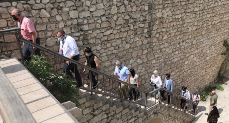 Xarici diplomatlar Şahbulaq qalasında olublarxa0- YENİLƏNİB