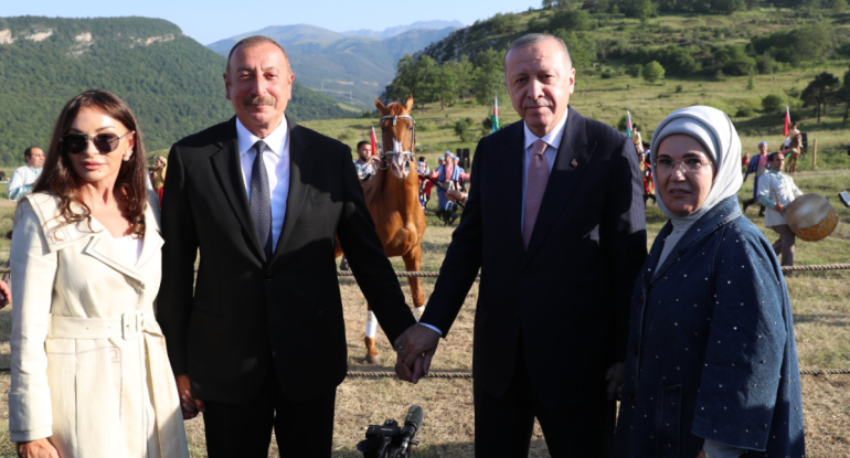 Ərdoğana Qarabağ atı hədiyyə edilib