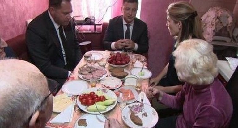 Zelenski amerikalı jurnalistləri valideynlərinin evinə dəvət etdi