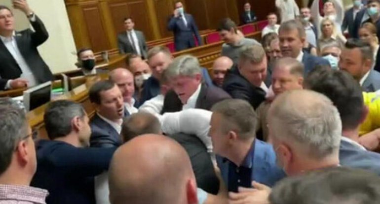 Ukrayna parlamentində dava düşüb