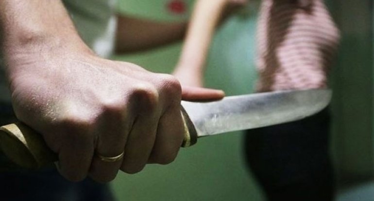 Tərtər məhkəməsinin qarşısında arvadını öldürən şəxs müəllimdir, üç övladı var
