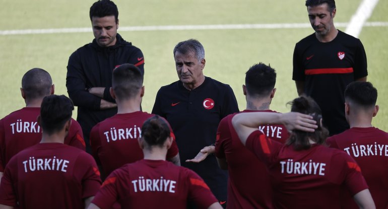 Türkiyəli futbolçular Bakıda dalaşıb