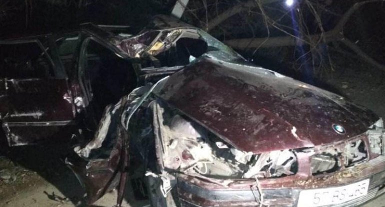 Xaçmazda avtomobil yüksək gərginlikli elektrik dirəyinə çırpıldı