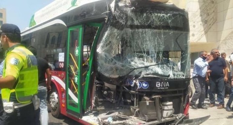 Bakıda iki avtobus toqquşdu: xəsarət alanlar oldu - VİDEO