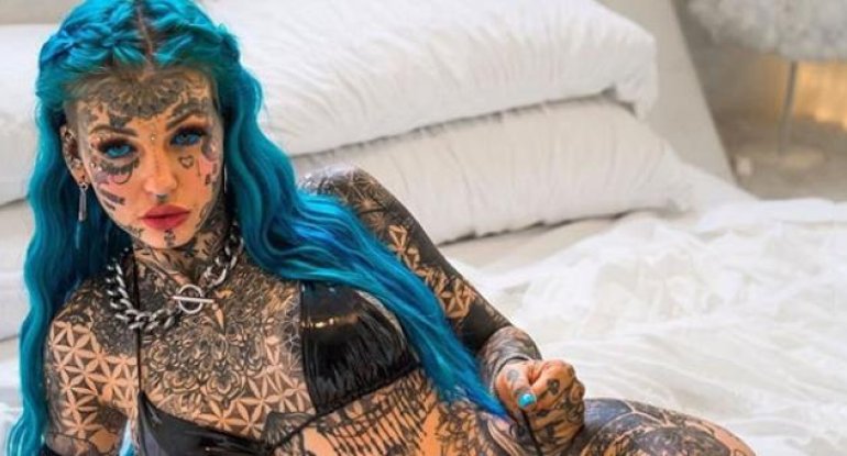 Gözünün içinə qədər tatu vurduran modelin əvvəlki halına 