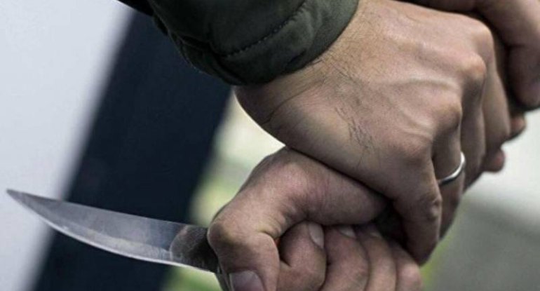Azərbaycanda kişi qonşusununxa0qulağını kəsdi