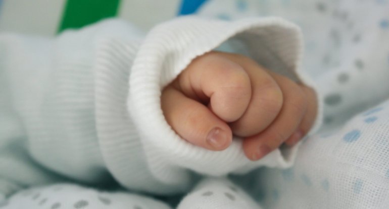 Bakıda ata 6 aylıq qızını boğub öldürdü: Oğlan istəyirmiş
